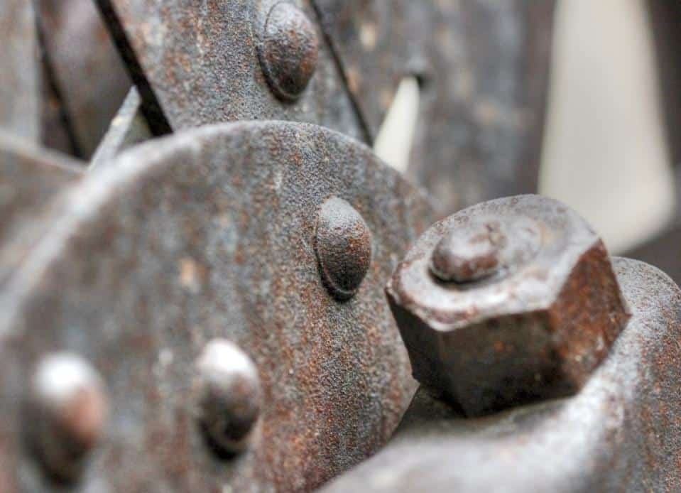 how to remove rusted bolts